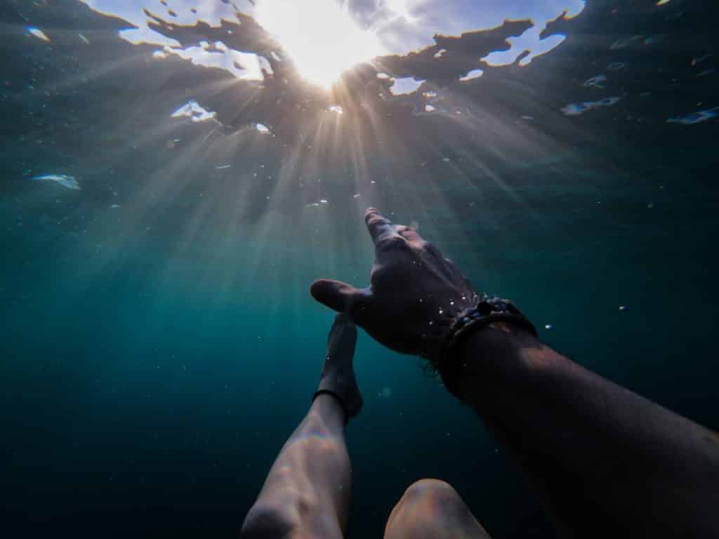 Breath-hold-blueprint-holding-surfing-surfer-underwater