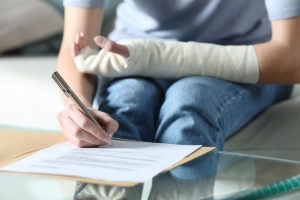 Disabled woman with bandaged arm applying for Employment Insurance in Canada