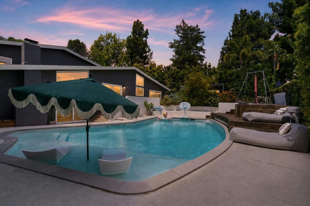 Pool and spa at the Kindred canyon house in Los Angeles